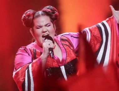 Eurovision 2018: Δείτε τη Netta του Ισραήλ να πέφτει στα σκαλιά του Green Room!